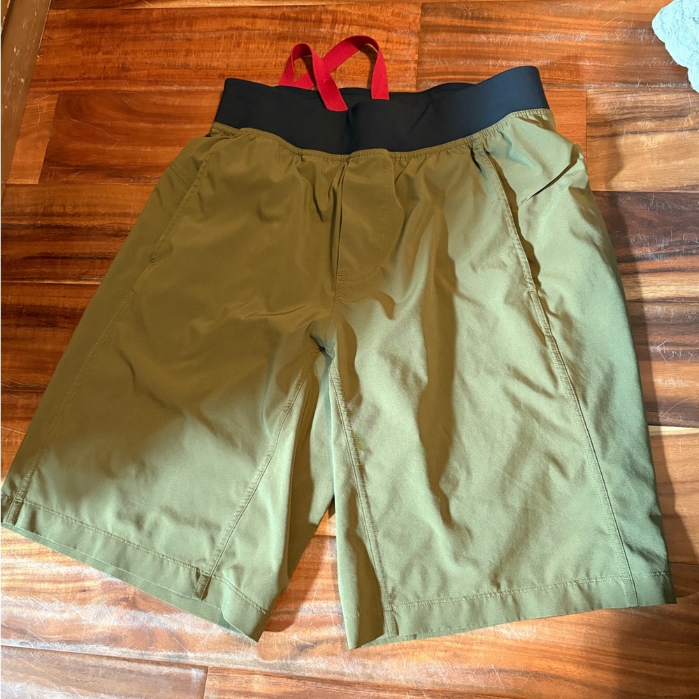 Lululemon Men’s Olive Green Training Shorts Size M 11” Inseam  ‎ (1107)